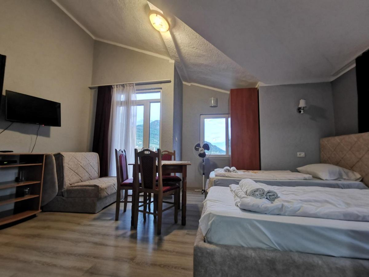 Hotel Rosi Gusinje ภายนอก รูปภาพ