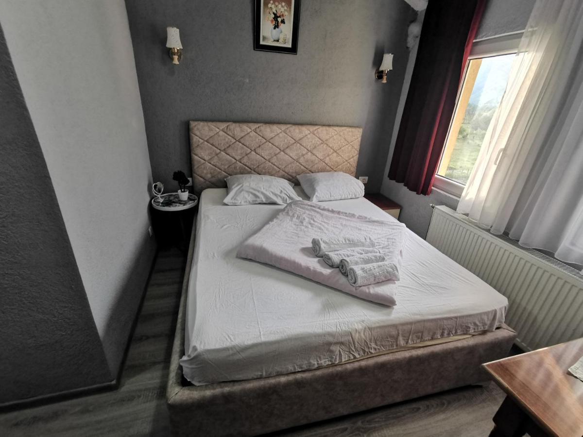Hotel Rosi Gusinje ภายนอก รูปภาพ